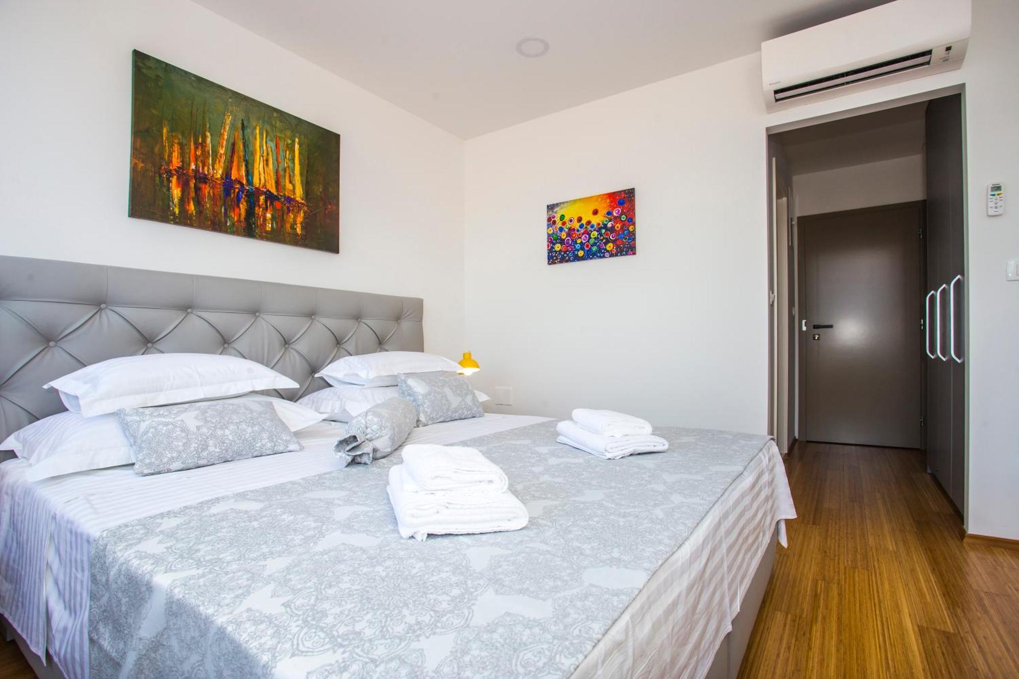 Royal Suites-Sky Split Room photo