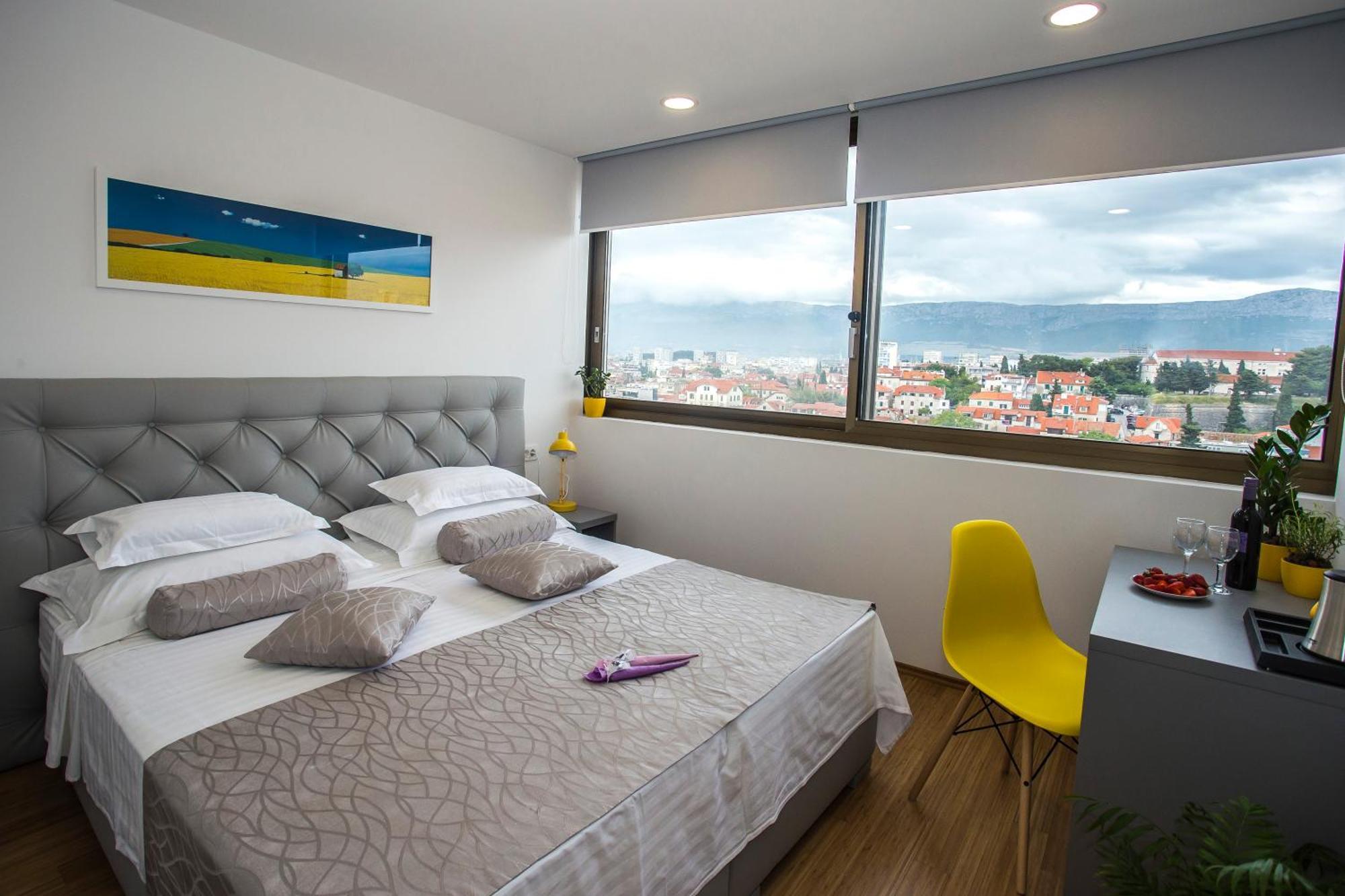 Royal Suites-Sky Split Room photo